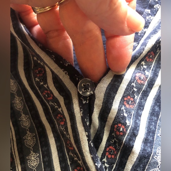 Lucky brand top. SZ small. Wrap style. Blues - Picture 7 of 10